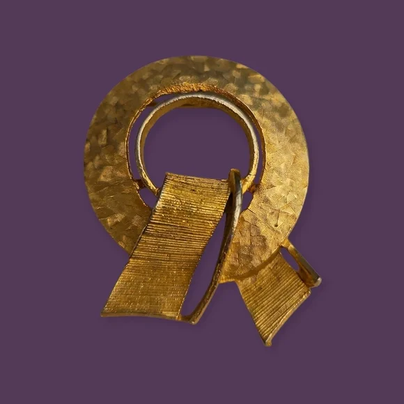 3/$30 Vintage Hammered Goldtone Ribbon Holiday Wreath Brooch - Picture 1 of 4